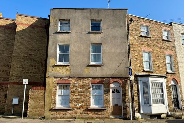 6-bed house on 3 Charlotte Square, Margate, £180,000