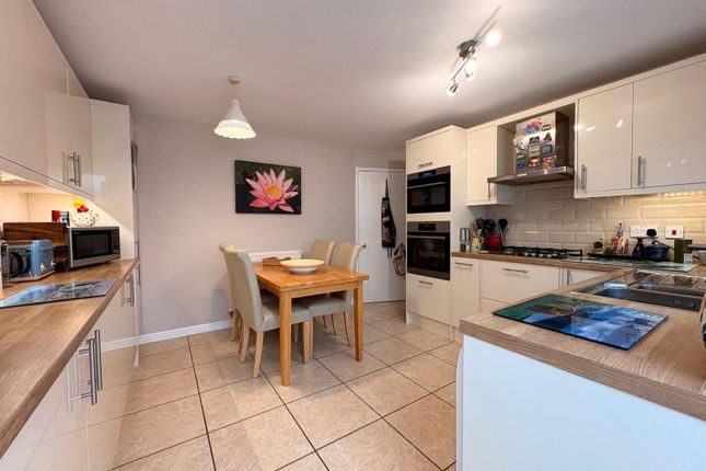 6, Polar Star Close, DAVENTRY photo 3