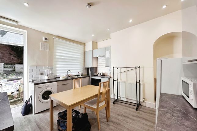 13, Village Place, Leeds photo 3