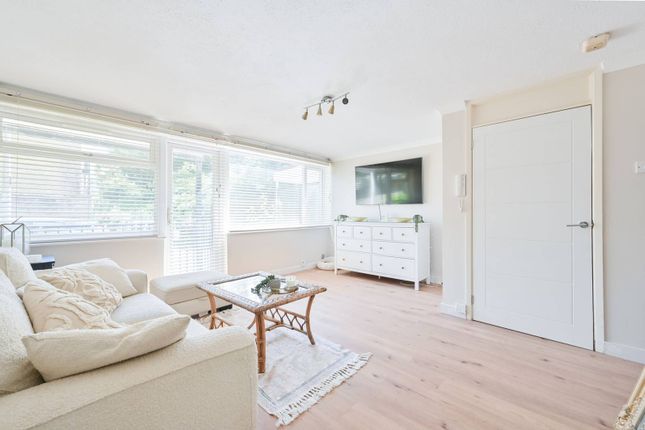 2-bed flat on Chaulden House Gardens, Hemel Hempstead, £260,000