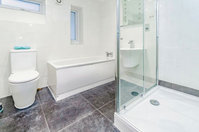 Flat for sale in Stockwell Road, Brixton