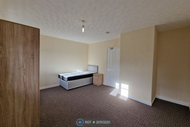 Room to rent in Pillowell Drive, Gloucester