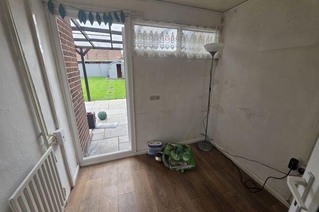 23 Portland Crescent, Feltham photo 4
