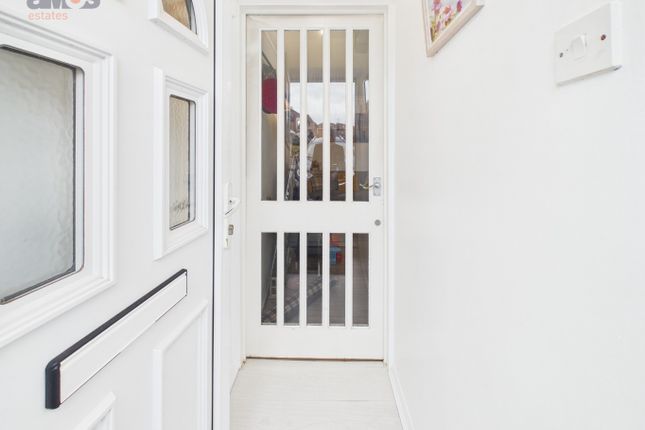 105 Barnwell Drive, Hockley, Essex photo 3