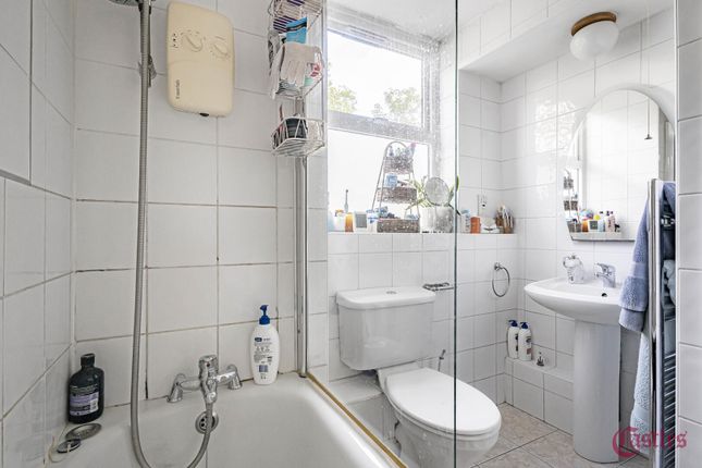 Flat 3, 4, Crescent Road, London photo 4