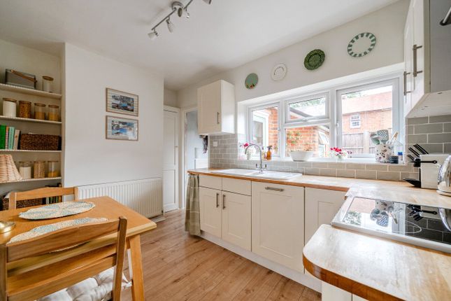 10, Lawnsmead, Guildford photo 3
