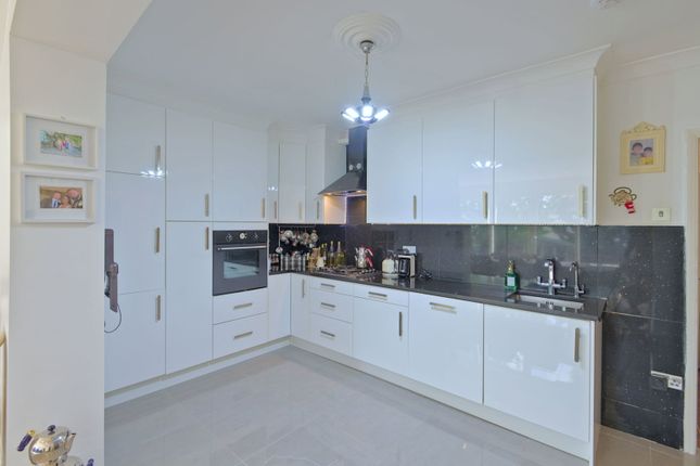 35, Cleveland Crescent, Borehamwood photo 4