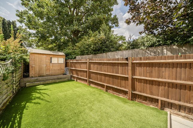 19, Lamplighters Close, Dartford photo 4