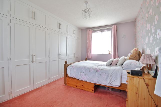 33 Dawes Avenue, Isleworth photo 4