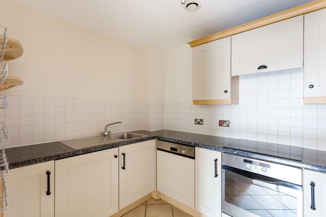 Flat to rent in Claremont Avenue, Woking