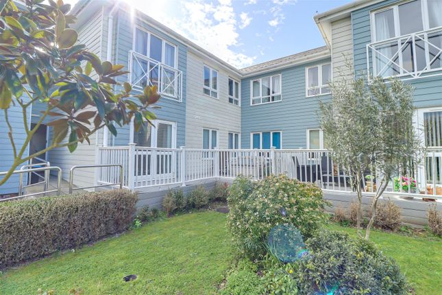 Flat 7 Hamilton Court, 120, Long Road, Canvey Island photo 4