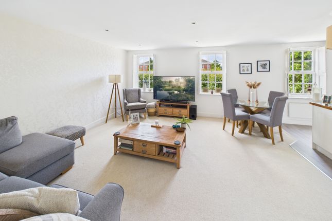 3 Amberley Court, North Square, Fareham photo 4