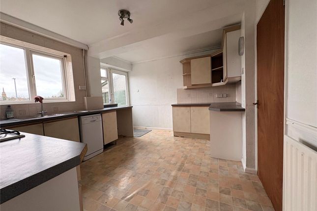 32, Falconers Close, Northamptonshire photo 4