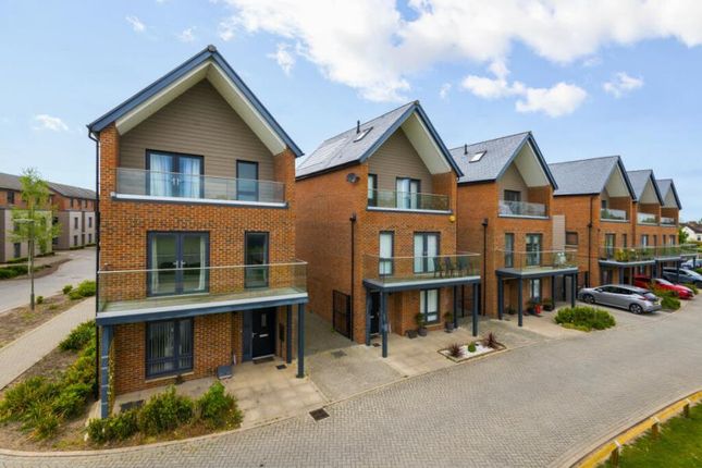 4-bed house on 34, Jelley Way, Woking, £2,950/mo