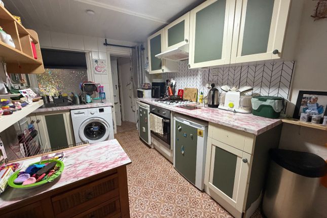 35, Glebeland Gardens, Shepperton photo 3