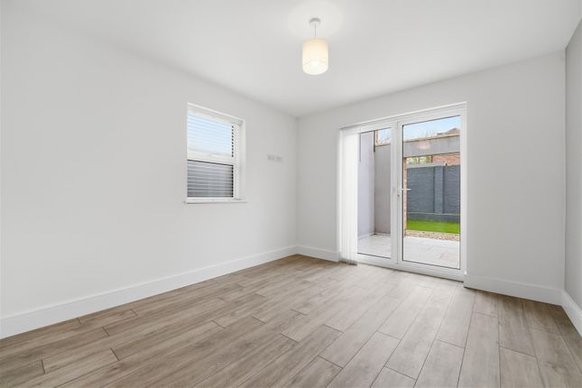 Flat 1, 28-34, Laurels Road,, Buckinghamshire photo 4
