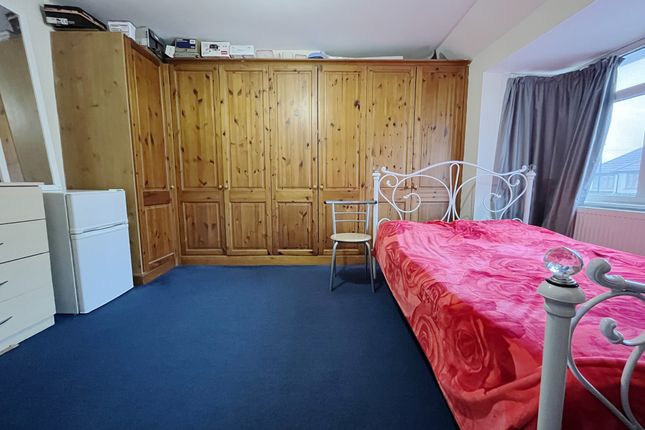 Room 4, 5, Oak Avenue, Hounslow photo 2