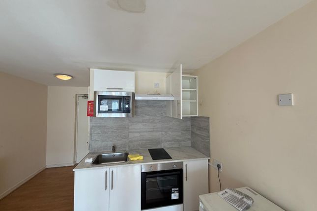 Hanworth Road, Hounslow, London photo 3