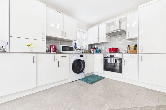 2A Dundee Road, Plaistow photo 3