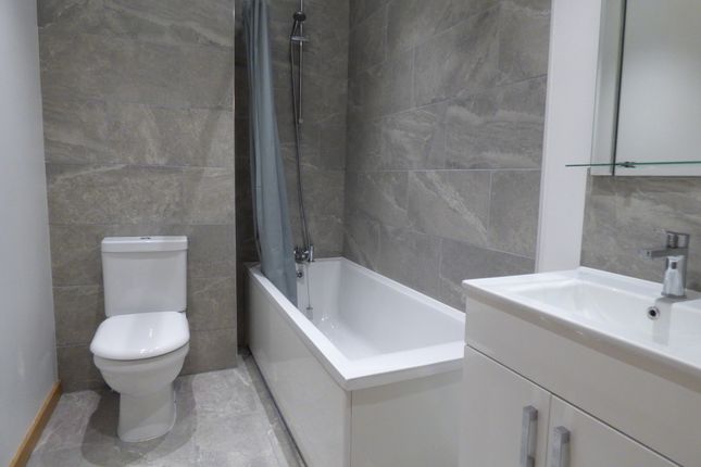 Flat 33, The Quadrant, Westlea, Swindon photo 4
