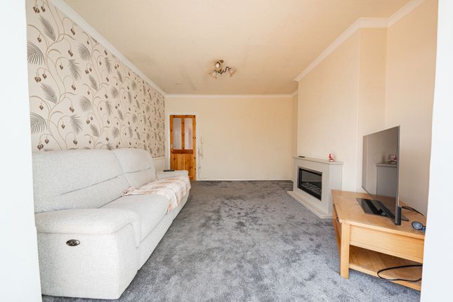 35 Hill Rise, Leicester photo 3