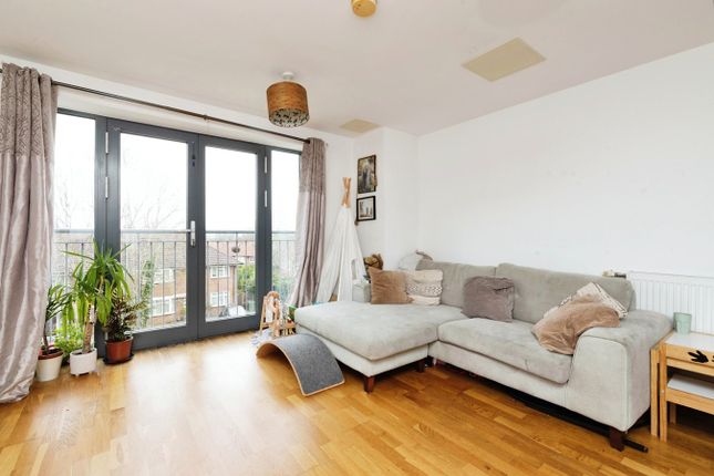 Flat for sale in Kings Head Hill, London