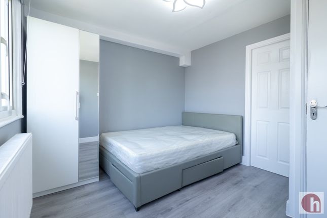 Thumbnail Flat to rent in Leeside Crescent, London