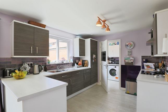 8, Enstone Way, Warwick photo 2