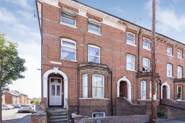 Thumbnail Town house for sale in Russell Street, Reading