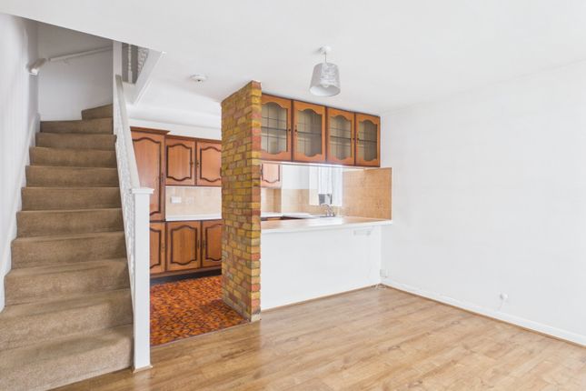 17, Seaton Drive, Middlesex photo 4