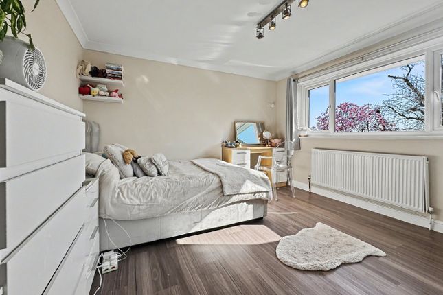 6, Pine View Close, Stowmarket photo 2