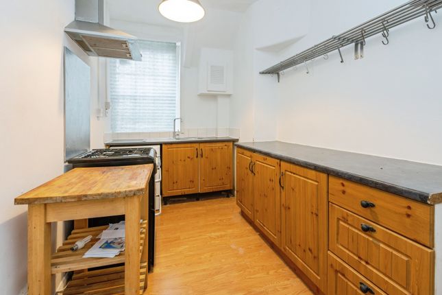 Flat 56/Enfield Cloisters, Fanshaw Street, London photo 3