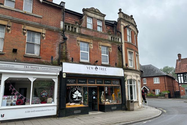 Retail premises to let in High Street, Lyndhurst