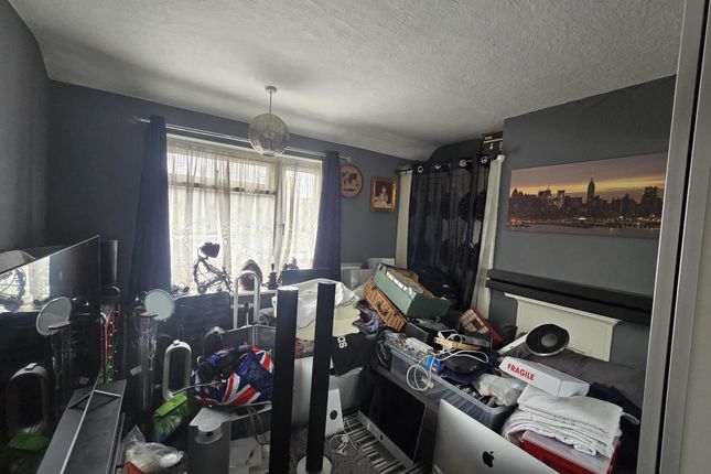 31, Waye Avenue, Hounslow photo 3