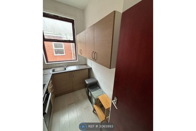 Flat, Moss Lane East, Manchester photo 5