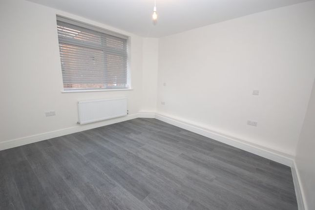 Flat to rent in High Street, Rickmansworth