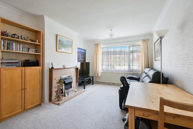 16, Cheviot Close, Banstead photo 3