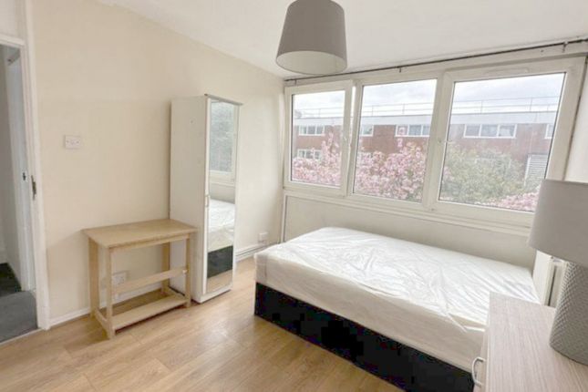 Shared accommodation to rent in Tangley Grove, London