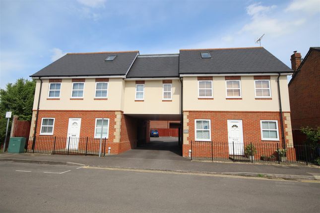 Thumbnail Flat to rent in The Grove, Twyford, Reading, Berkshire