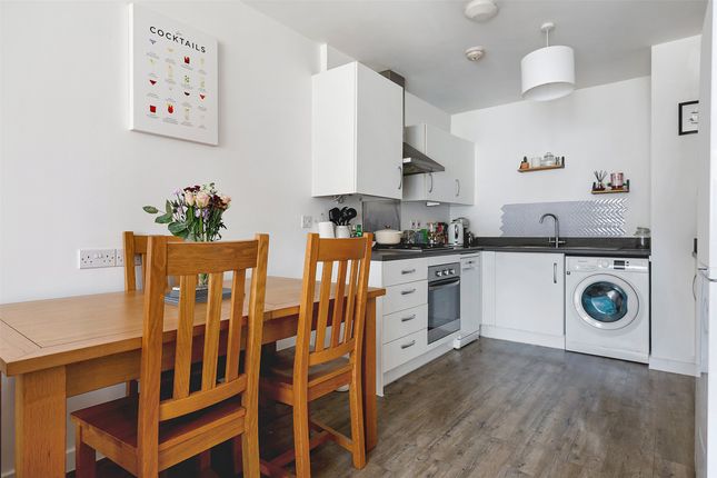 Flat 2, 33, Huxley Drive, Oxted photo 4