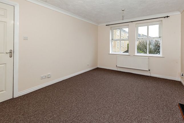Flat for sale in Hurworth Avenue, Slough