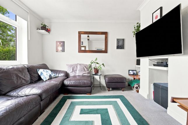 12, Willingale Close, Loughton photo 3