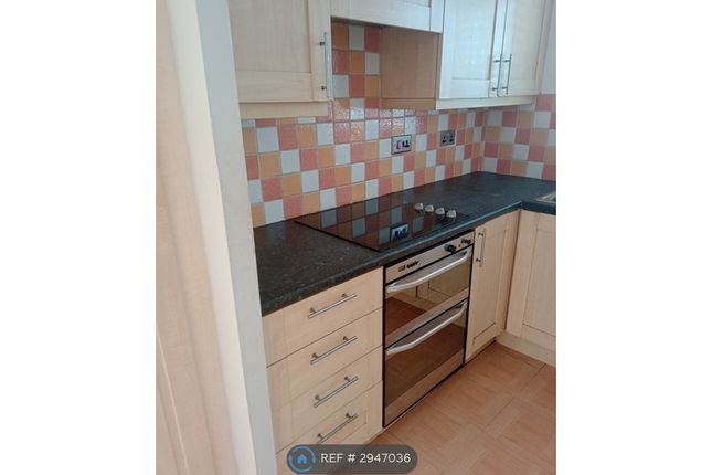 Flat, Hall Lane, London photo 3