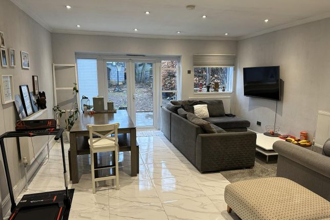 45, Fern Lane, Hounslow photo 3
