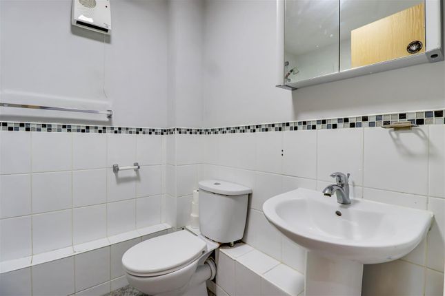 Flat 22, The Rowans, Wayletts, Leigh-On-Sea photo 4