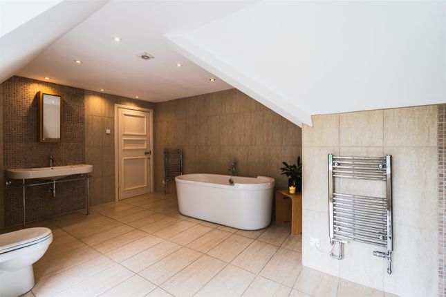 Master En-Suite Bathroom