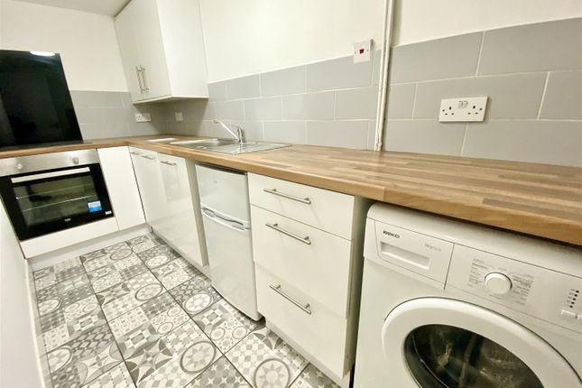 Flat 6, 80 - 82 Barton Road, Manchester photo 4