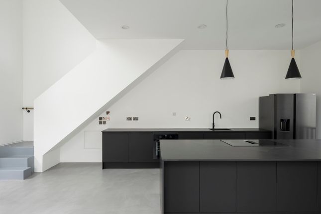 2A Frithville Gardens, London photo 3