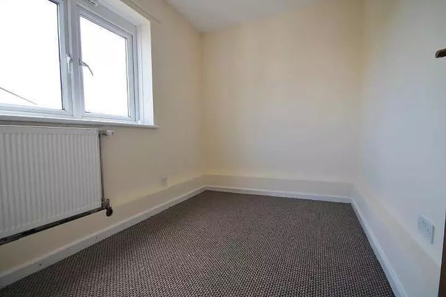 Dunmow Close, Feltham photo 2