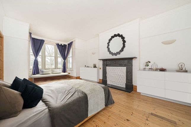 Flat for sale in Kew Road, Kew, Richmond